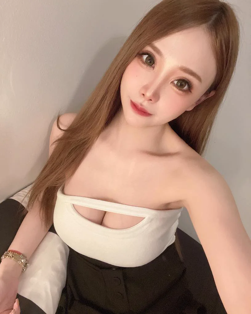 正妹「瑜寶寶」自拍時胸型好辣，低胸裝展現「白嫩美肌」！ - 網路美女