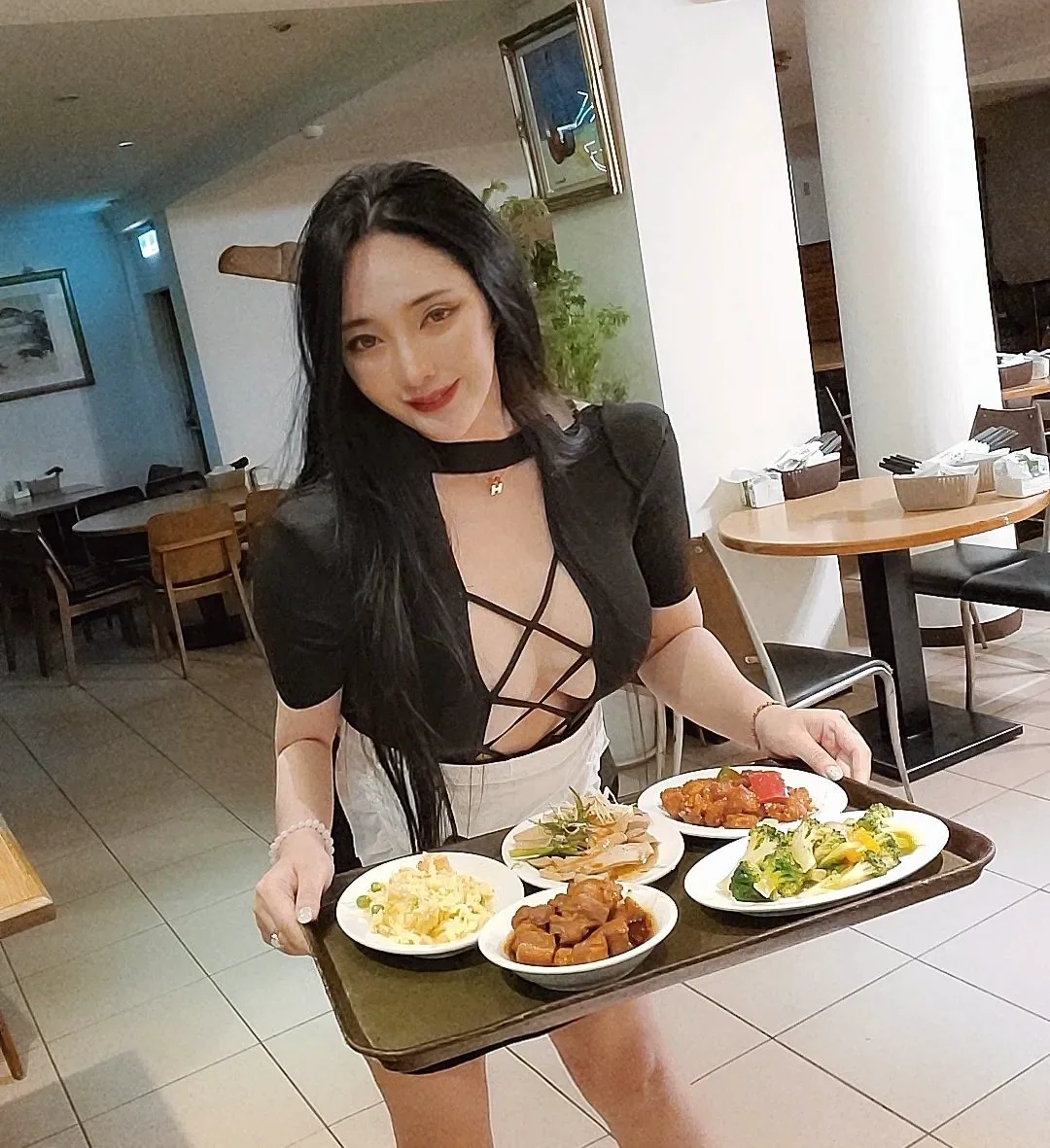 這服務生會不會太辣？最巨護理師「黃靜」彎腰端菜差點掉出來 - 網路美女