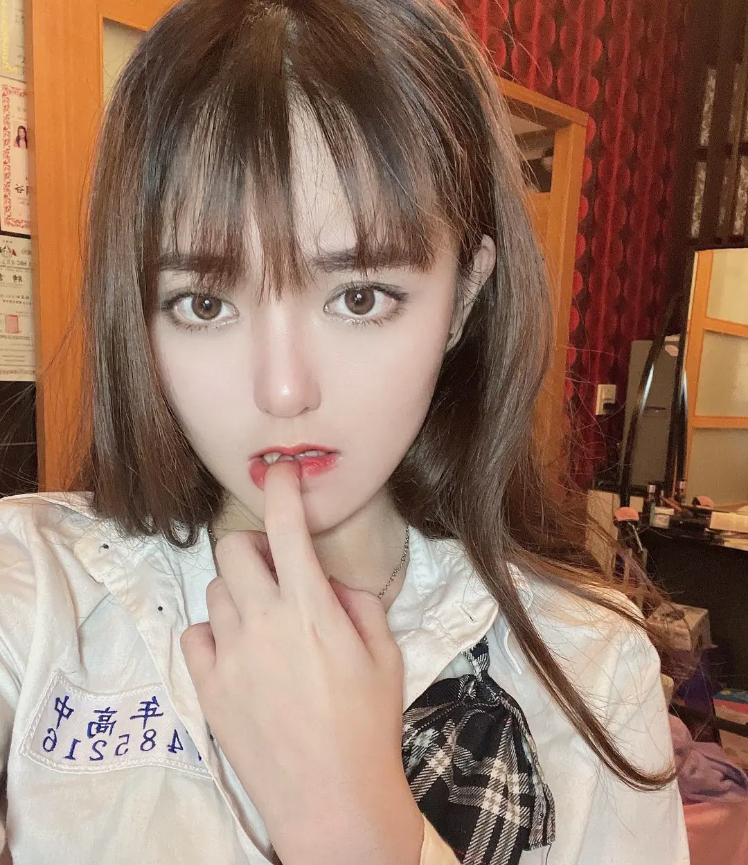 甜美洋娃娃「晴晴」五官精緻如混血！嬌小150cm卻有「美乳纖腰」超犯規～ - 網路美女