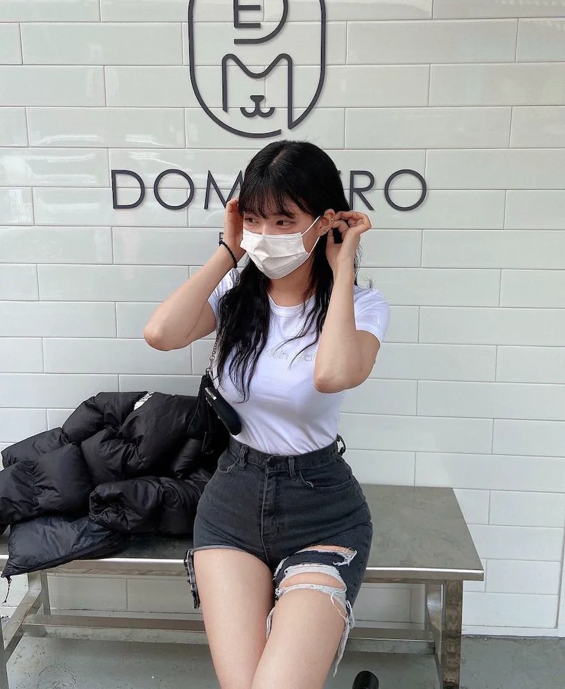 電梯前的「超火辣真理褲正妹」，「性感緊身線條」好撩人！ - 網路美女