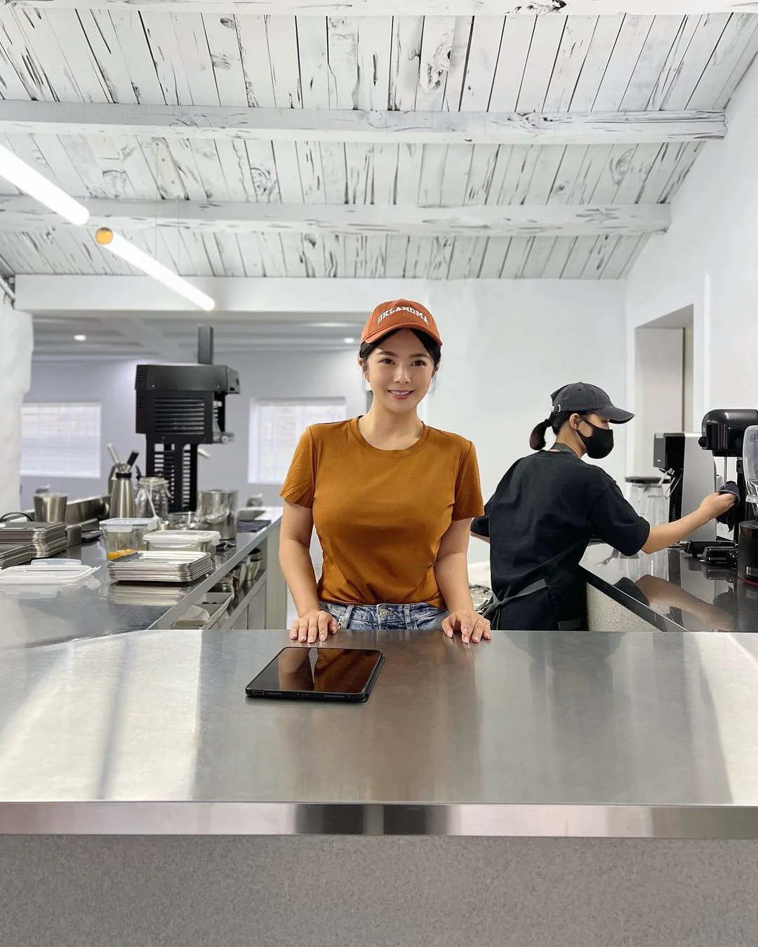 花蓮冰店老闆娘「Amber」是正妹　衣服底下更藏豪乳身材 - 網路美女