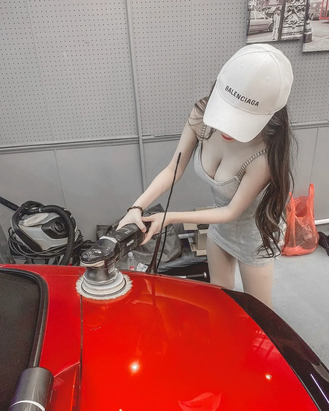 白皙長腿妹「彎腰爆乳」替汽車美容！「超火辣F奶」呼之欲出，網友大讚：想一起拋光 - 網路美女