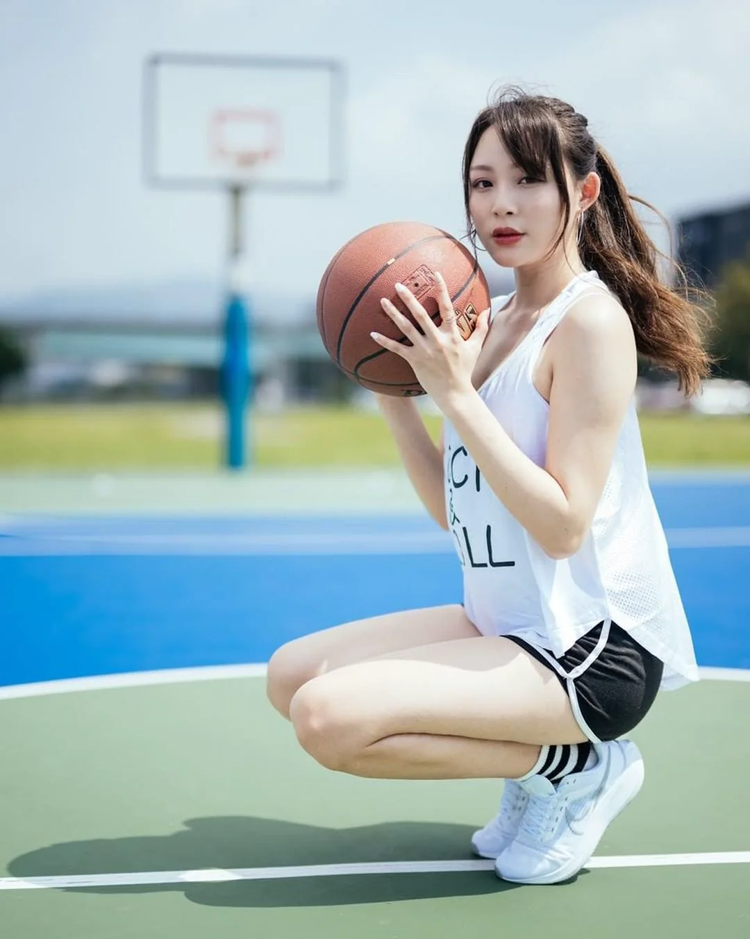 「艾緒莉Ashley」帶球上籃，「彈嫩北半球」隨步伐跳起超犯規 - 網路美女