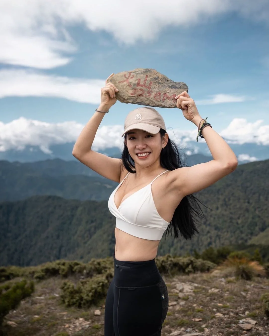 好雄偉的山！「登山正妹」百岳攀頂好熱情，「傲人長輩」跟著一起打卡！ - 網路美女