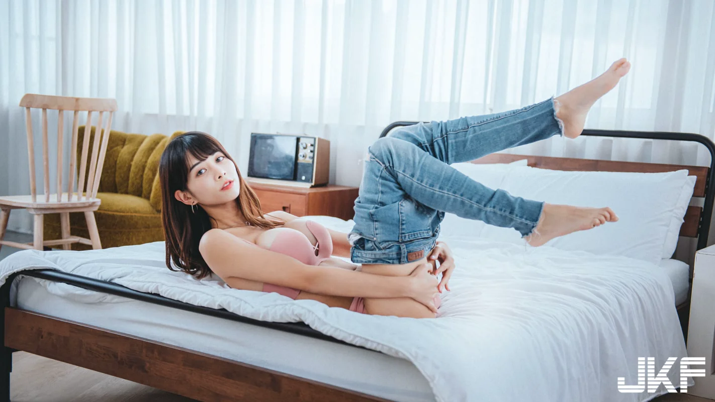 台大正妹「黃婷Sunny」性感居家挑逗，粉嫩內衣「雙峰太誘惑」！ - 網路美女