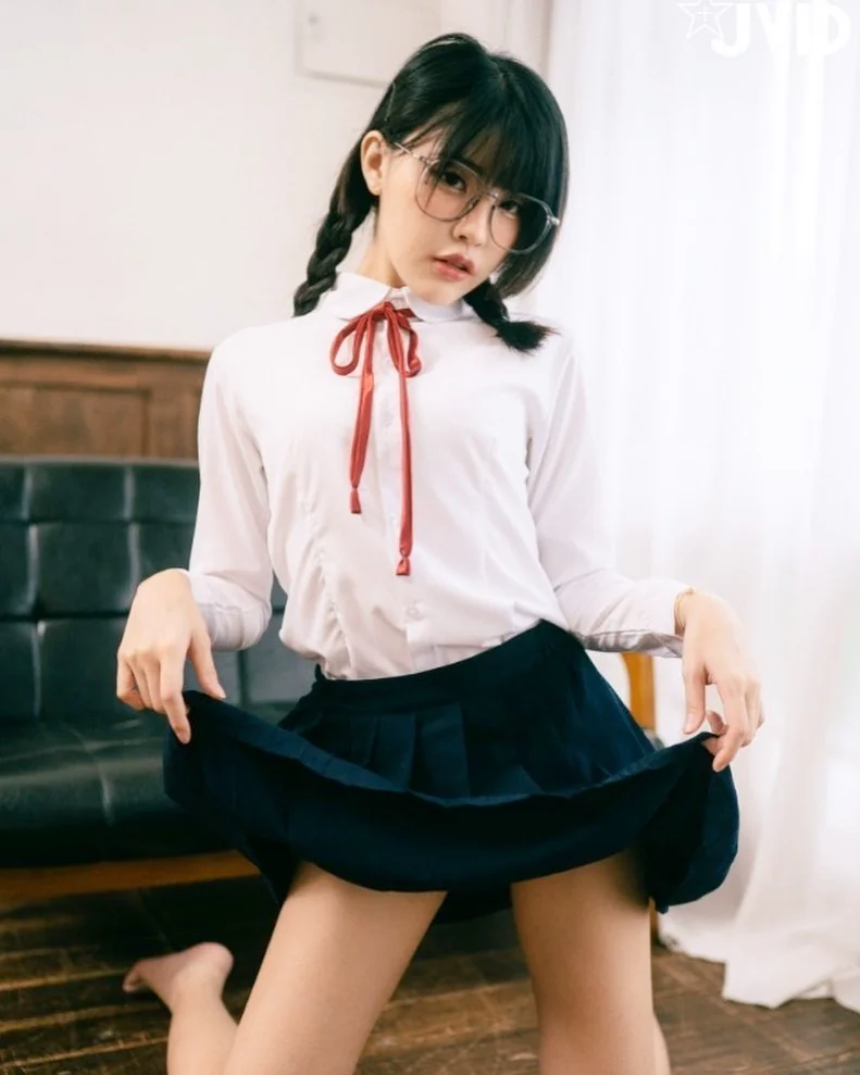 甜美巨乳妹「苡琍 Hana」化身壞學生　眼鏡造型充滿色氣 - 網路美女
