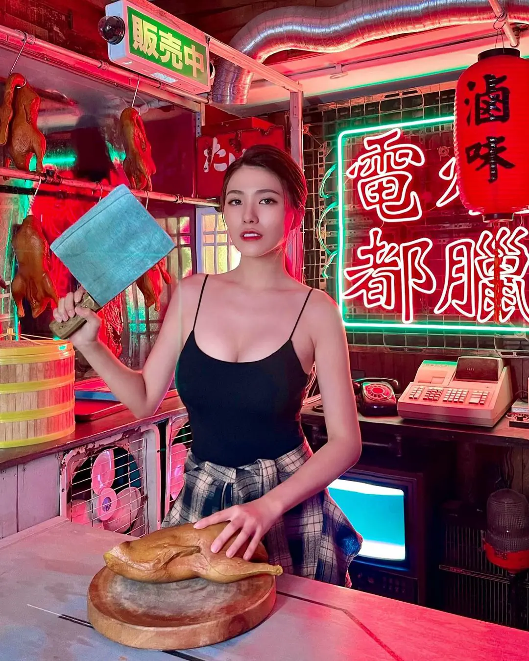 燒臘店老闆娘「爆乳剁肉」展現霸氣　火辣身材比食物誘人 - 網路美女
