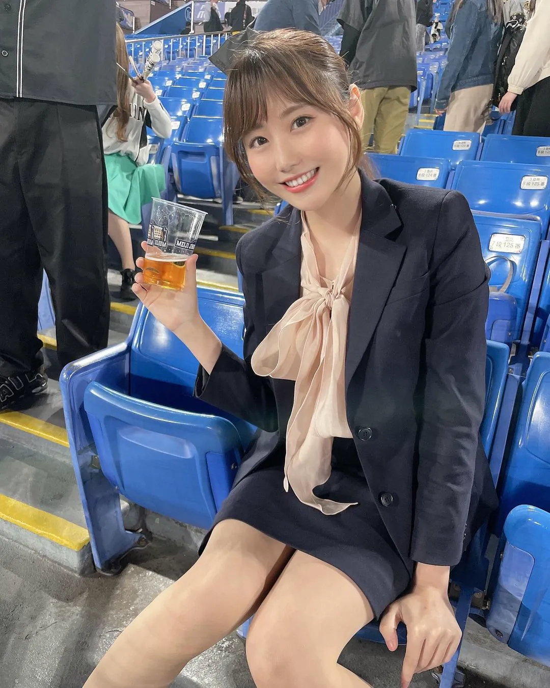 「甜美OL」下班看球賽制服來不及換　外表太正征服看台觀眾 - 網路美女