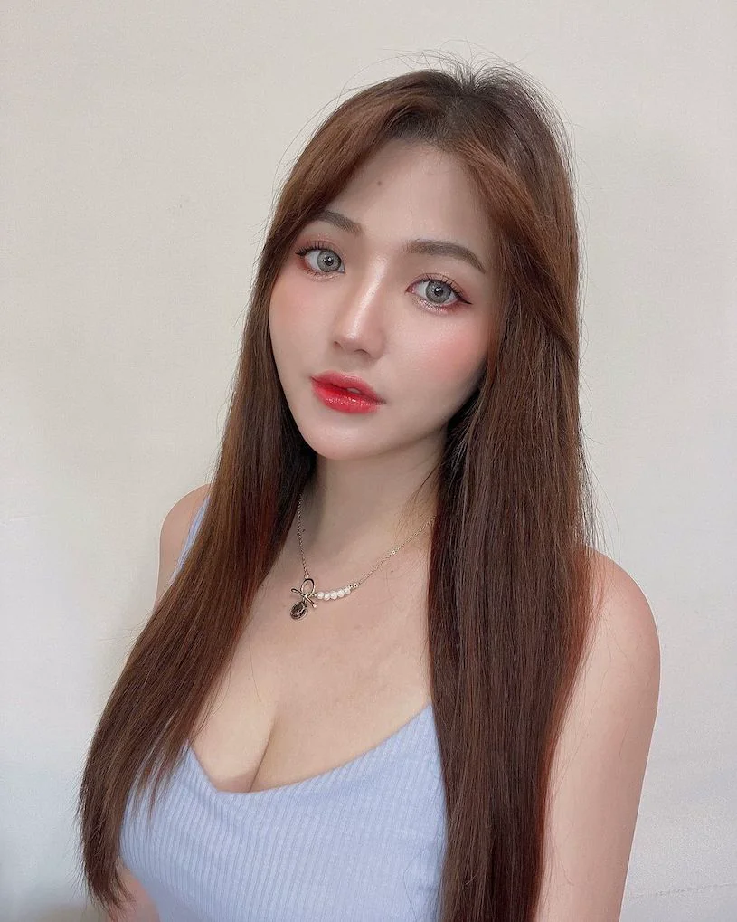 正妹「莫葵」咖啡廳酥胸微露，「魔鬼好曲線」超吸目光！ - 網路美女
