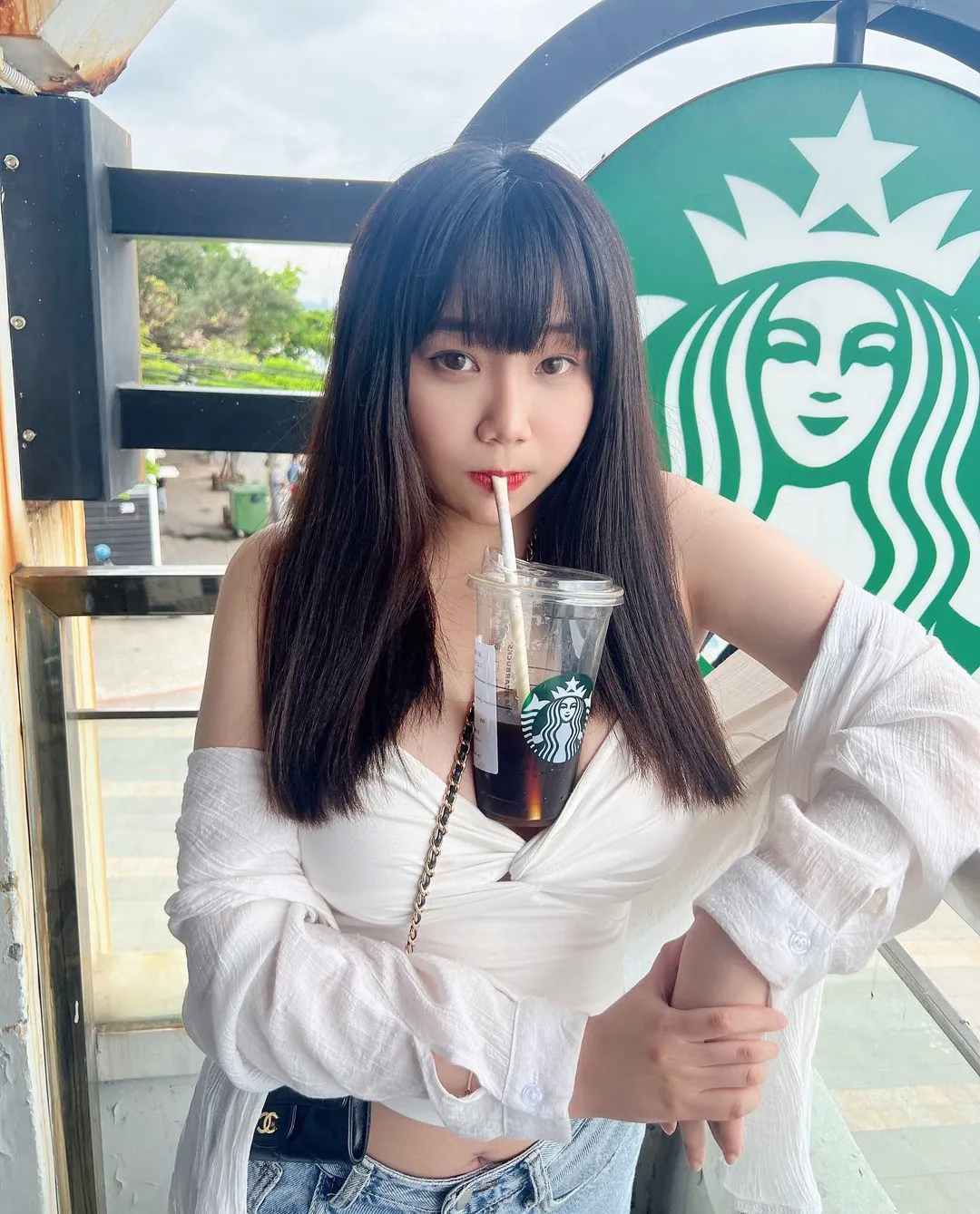 乳夾星巴克！巨乳小隻馬「小九九」喝咖啡不用手，卡事業線裡也超穩！ - 網路美女
