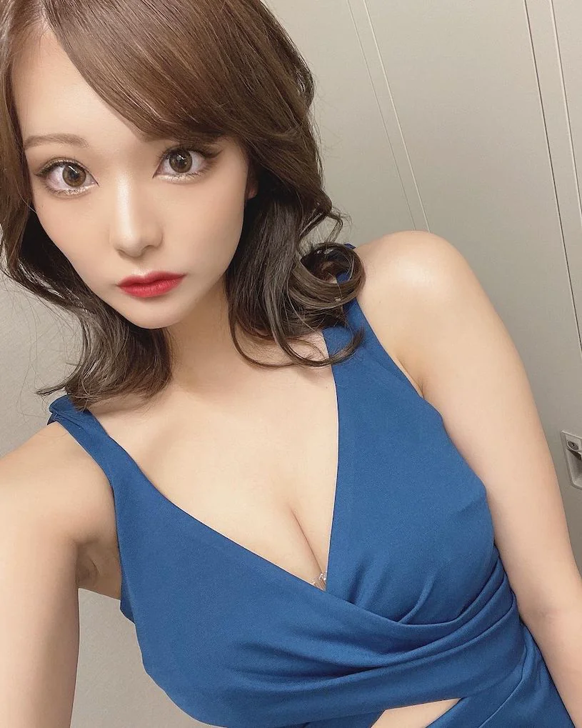 現役女大生「外型美豔動人」，「誘惑的酥胸」好讓人著迷！ - 網路美女