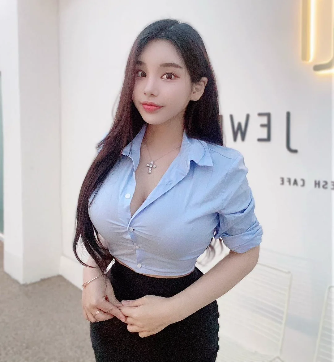 超性感「正妹OL」爆乳露腿上班！露出程度太誇張，同事都無法專心！ - 網路美女