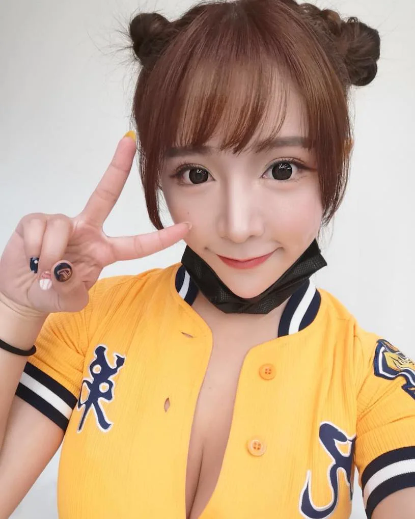 球場最辣！F奶爪迷「本壘奈」事業線超長，渾圓美乳太兇爆！ - 網路美女