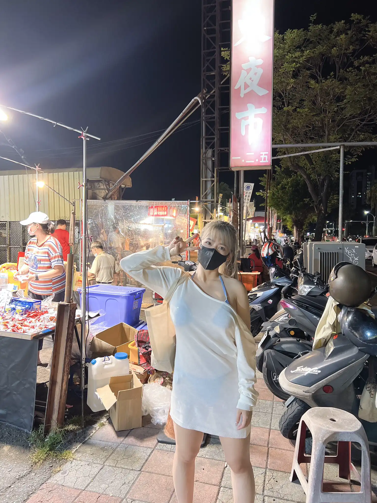 台南大東夜市出現「爆乳妹」穿比基尼逛街！超狂作派竟是英文老師！ - 網路美女