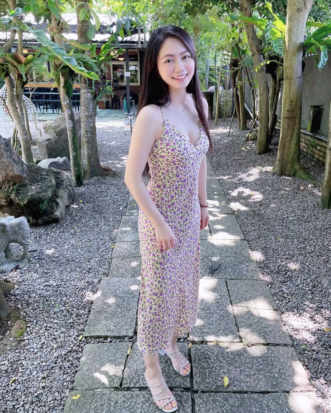 「氣質理化老師」領口偷倒鮮嫩濠溝，網暴動：「已產生不可逆反應！」 - 網路美女
