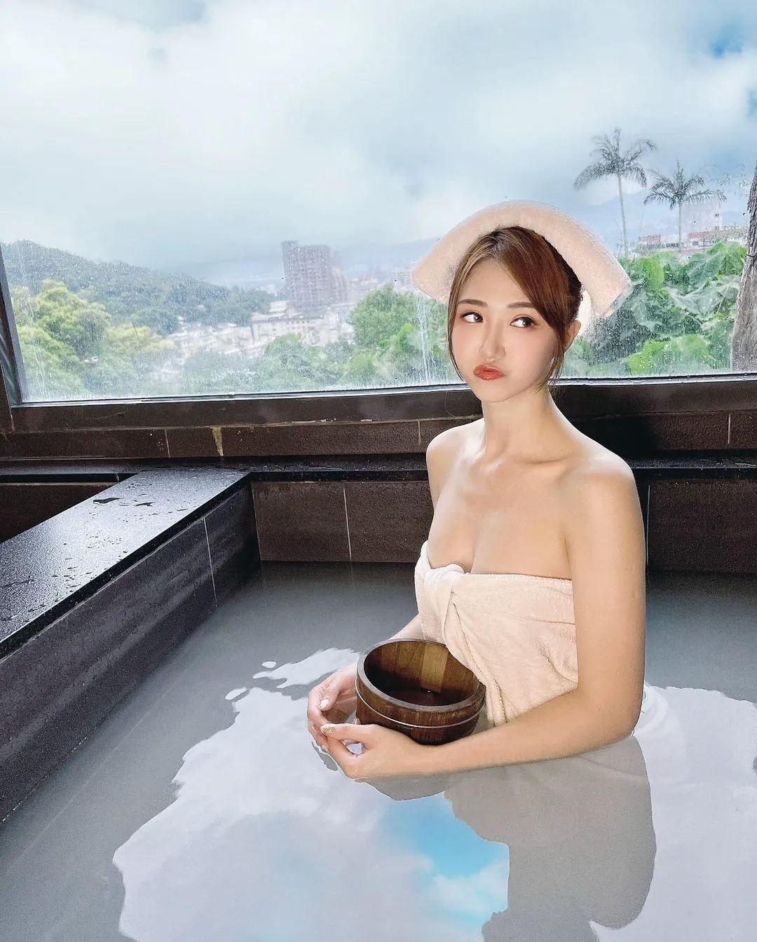 性感混血正妹「金娜娜」泡湯大秀美體！浴袍敞開「雪白豪乳」坦蕩蕩 - 網路美女