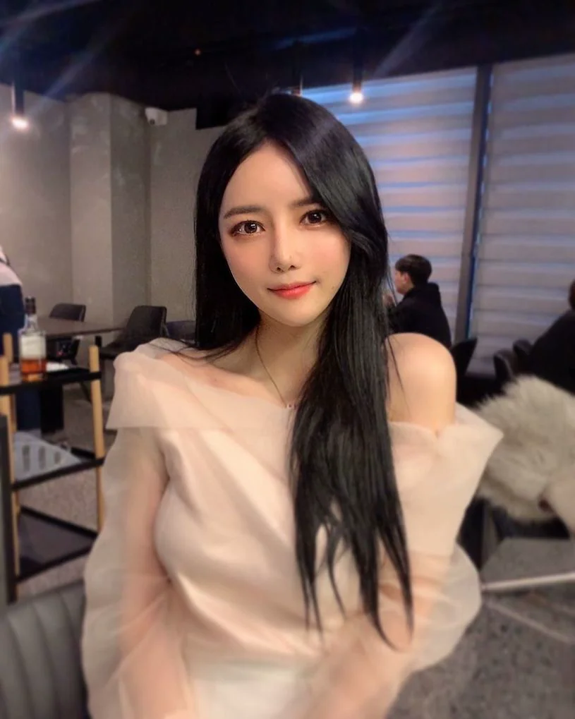 逛Ikea遇到「超溫柔正妹小姐姐」，轉正面的深溝好誘人呀！ - 網路美女