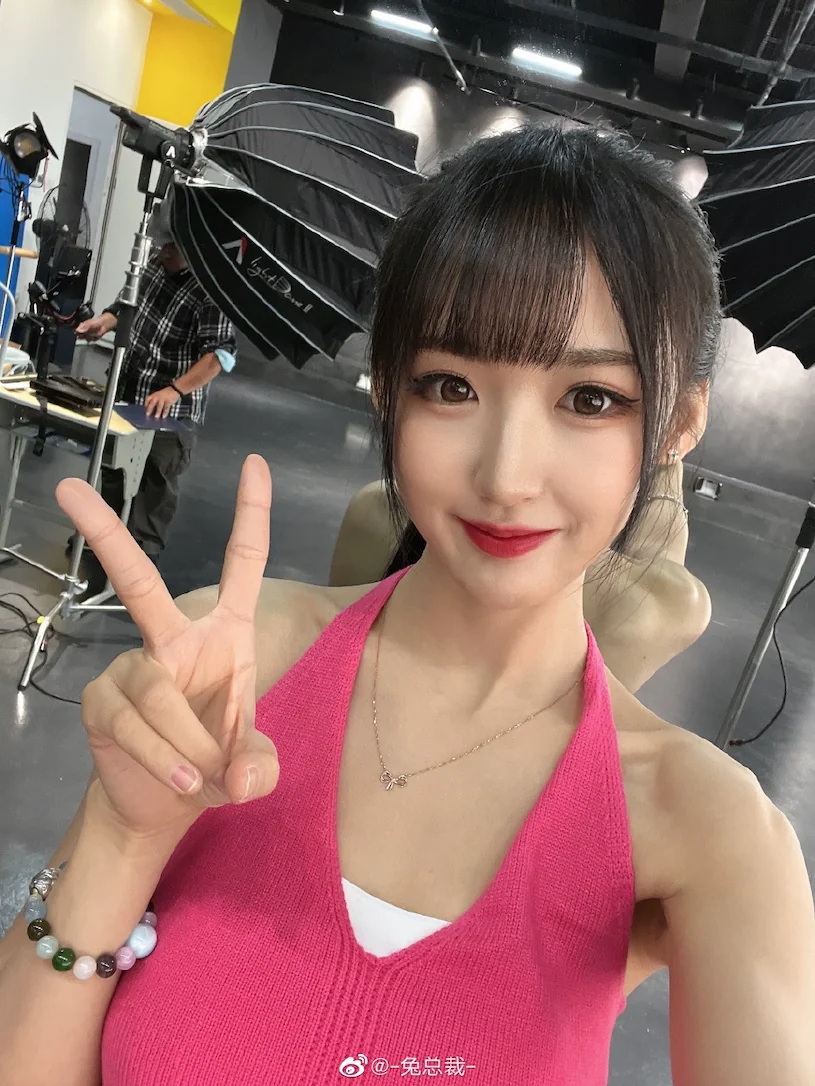 22歲萌妹「黑色小禮服好誘惑」，粉嫩膚質好有魅力！ - 網路美女