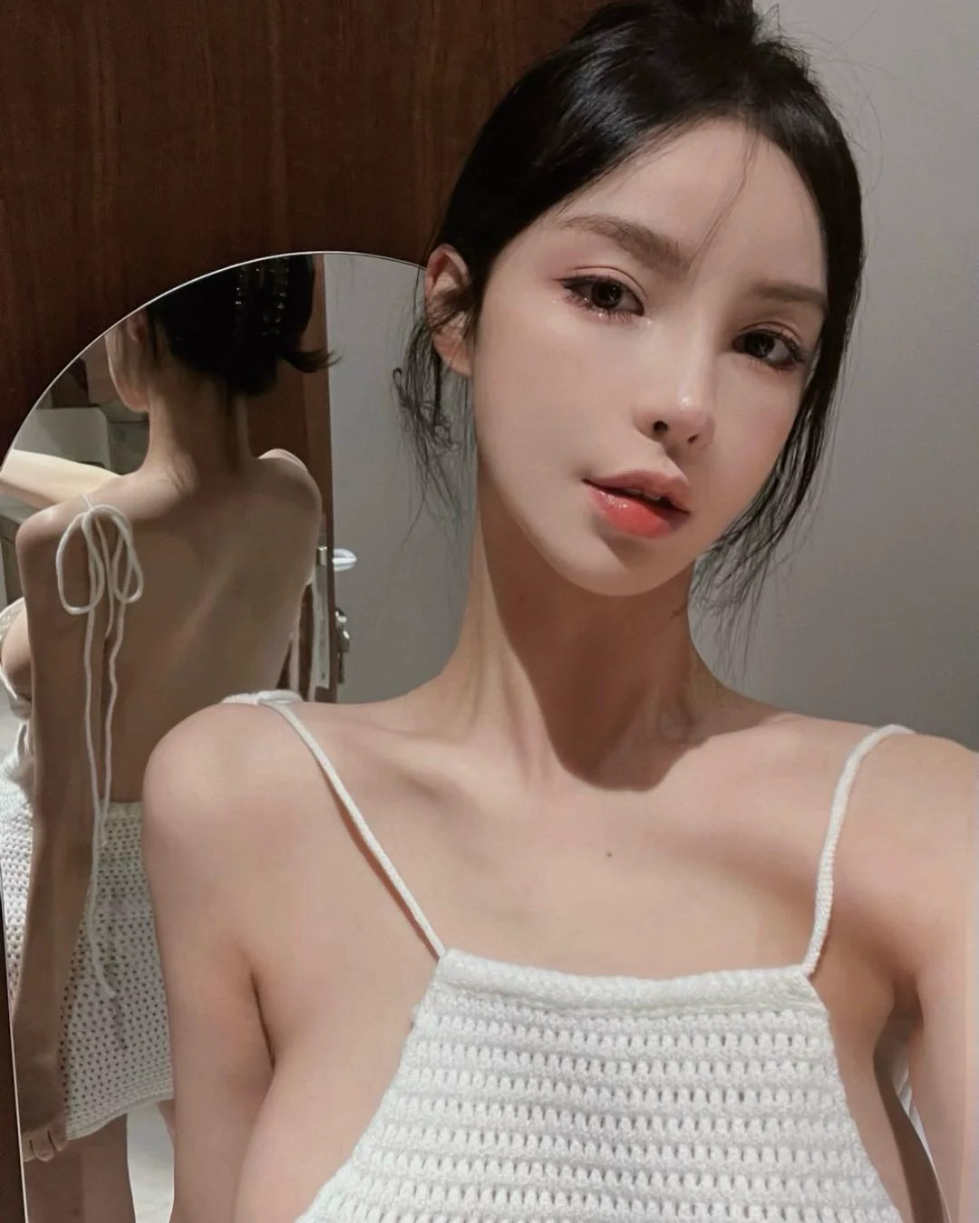 上海正妹居隔在家不穿bra！「自拍美體」露巨乳細腰美腿，網友都想一起隔離了！ - 網路美女