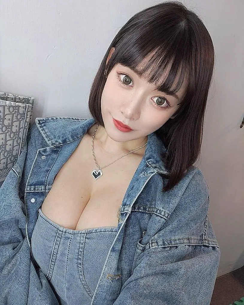 退役空軍女神「何語萱」曲線好極品，牛仔造型「美乳好深V」！ - 網路美女