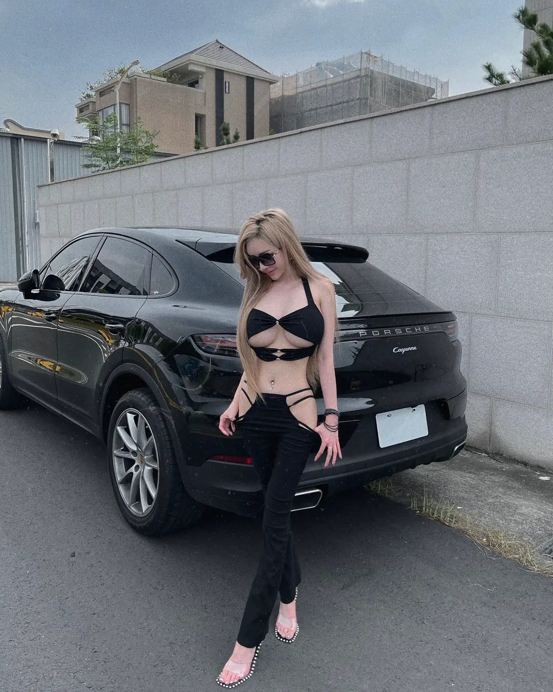 人間芭比！性感駕駛「雲嫣」太火辣　「有罩上路」也犯規 - 網路美女