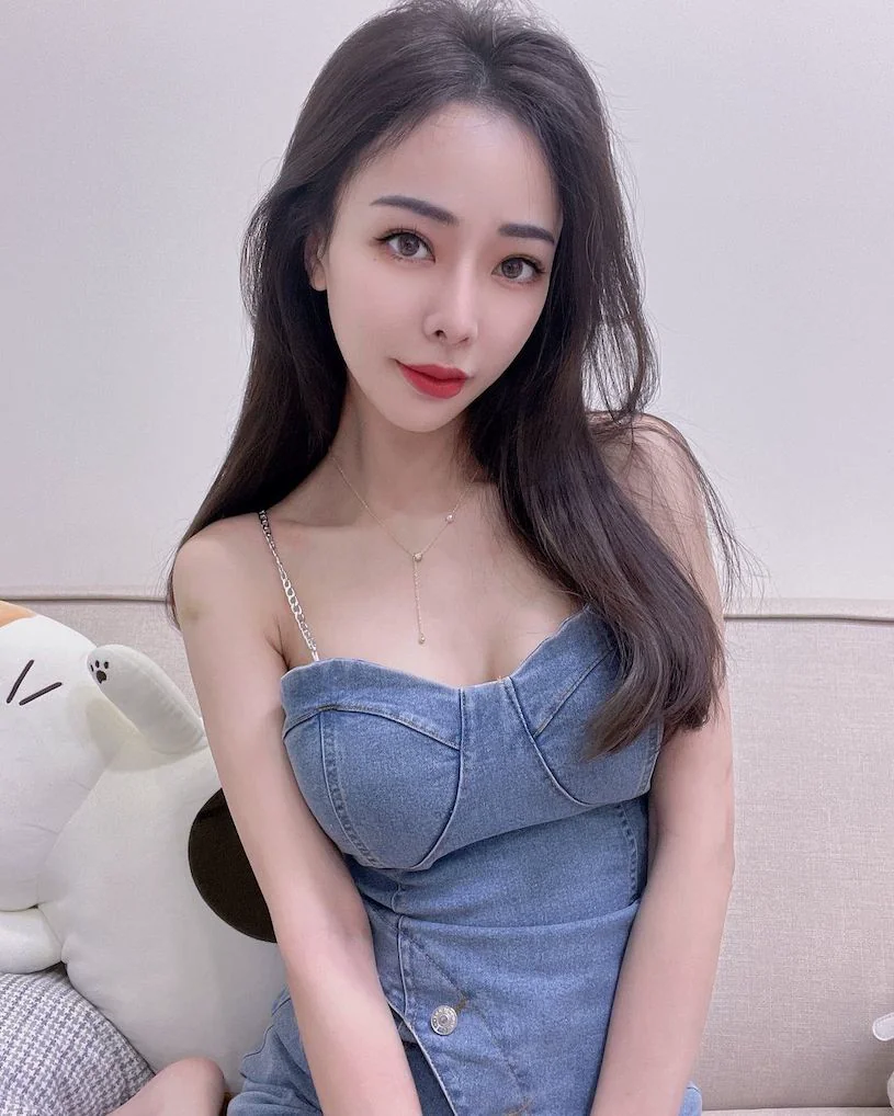 美豔正妹「梓梓」粉嫩美肌好誘人，「美乳微露」讓人著迷！ - 網路美女