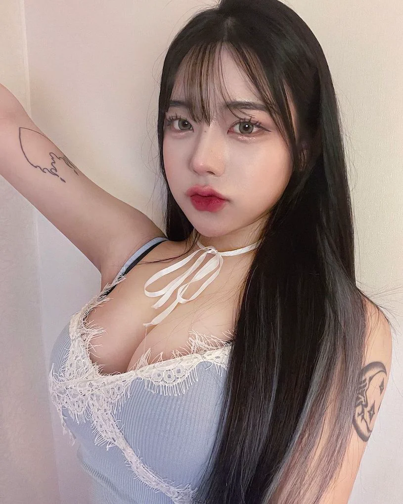 外表壞壞的「小惡魔美乳正妹」，「挑逗風格」超受粉絲喜愛！ - 網路美女