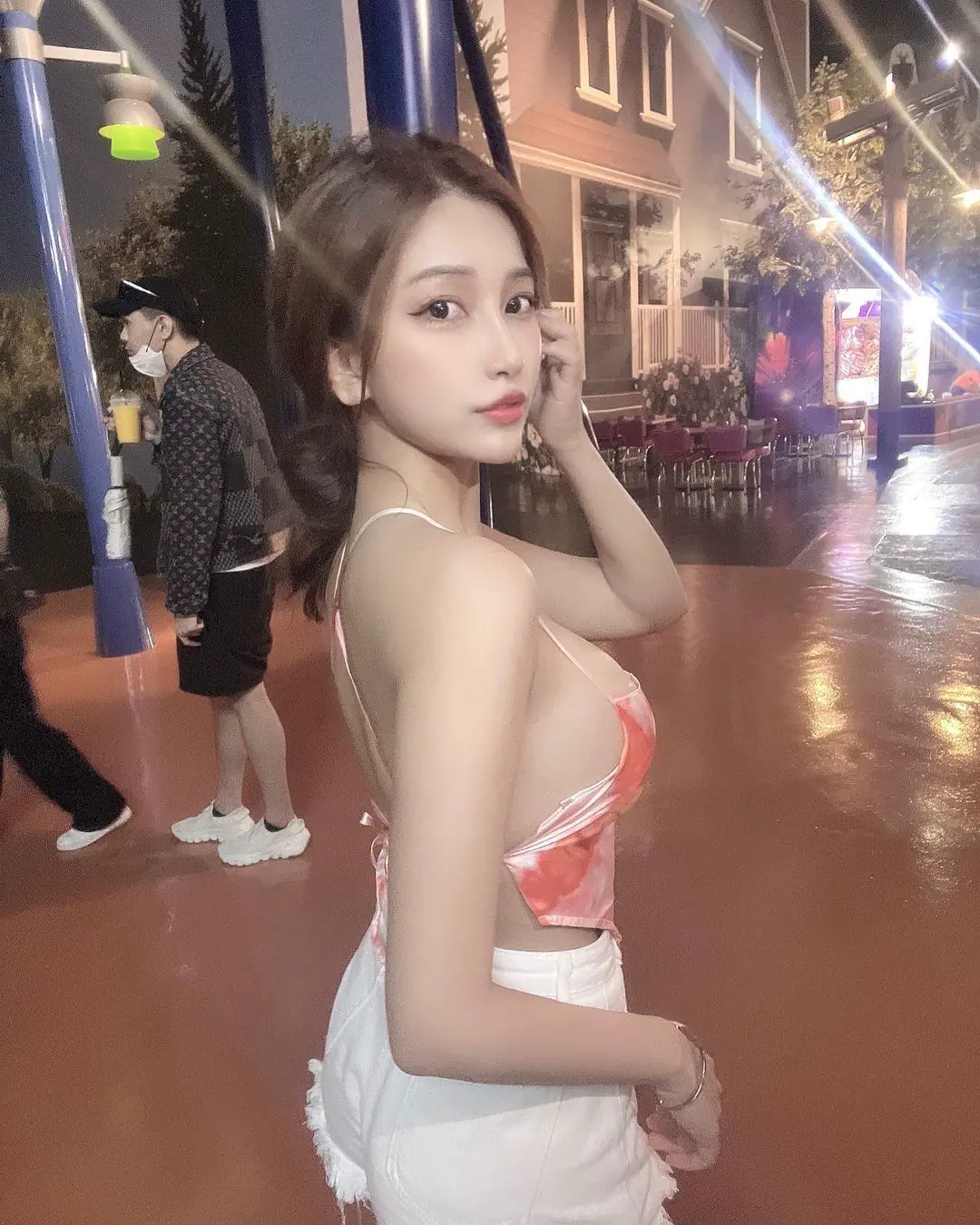 杜拜遊樂園驚見「小背心裸背正妹」！台灣女孩「娜娜米」挺傲人雪乳辣到國外去！ - 網路美女