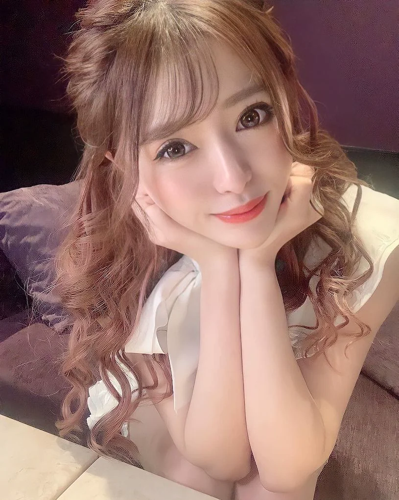 美豔櫻花妹「電力超強大」，「深溝微露」微笑好撩人！ - 網路美女
