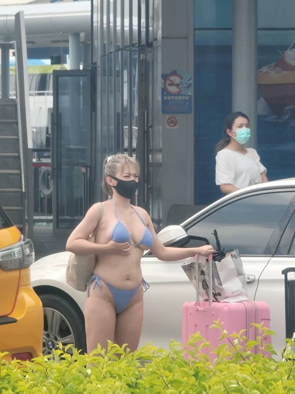 東港碼頭驚見「超巨比基尼妹」爆乳攔車　大庭廣眾下喬奶 - 網路美女