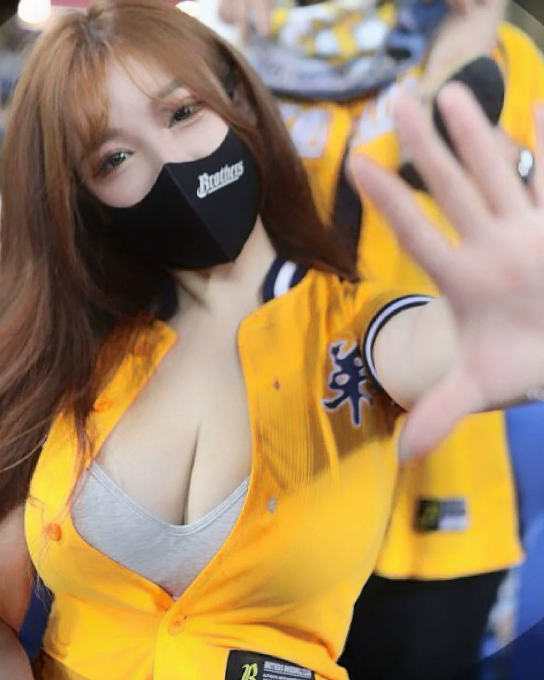 「超胸女球迷」奈奈每次看比賽都超辣！「雙份大白球」讓人超想全壘打！ - 網路美女