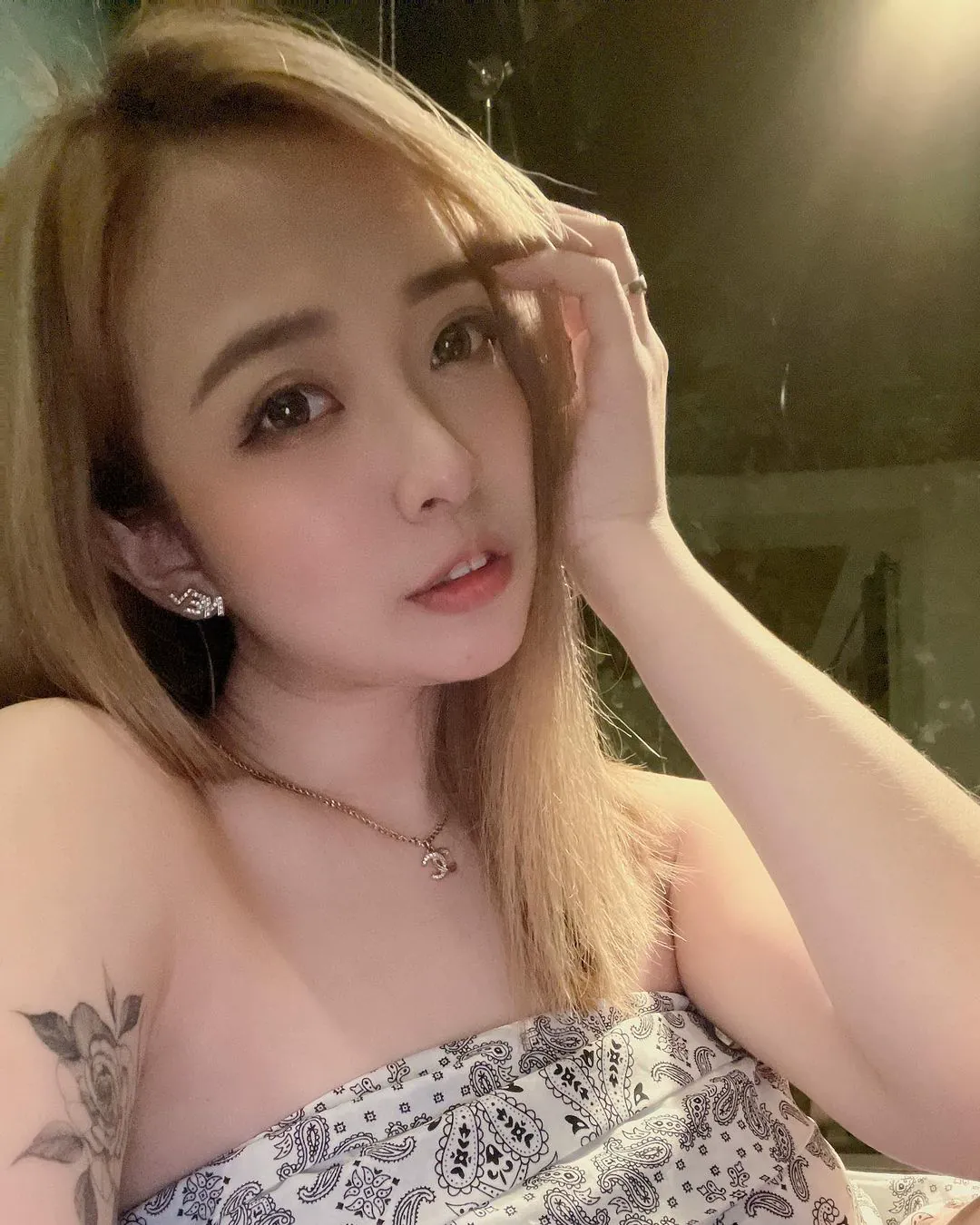 性感小惡魔「嵐芯語」乳夾可樂瓶！「超兇猛H罩杯」網友都想跟她買可樂 - 網路美女