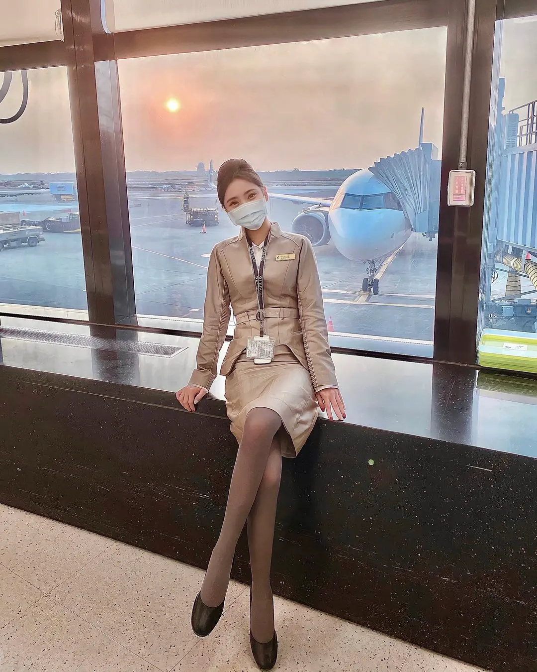 航空業「正妹地勤」比基尼挺白嫩雪乳！火辣線條穿制服也好亮眼！ - 網路美女