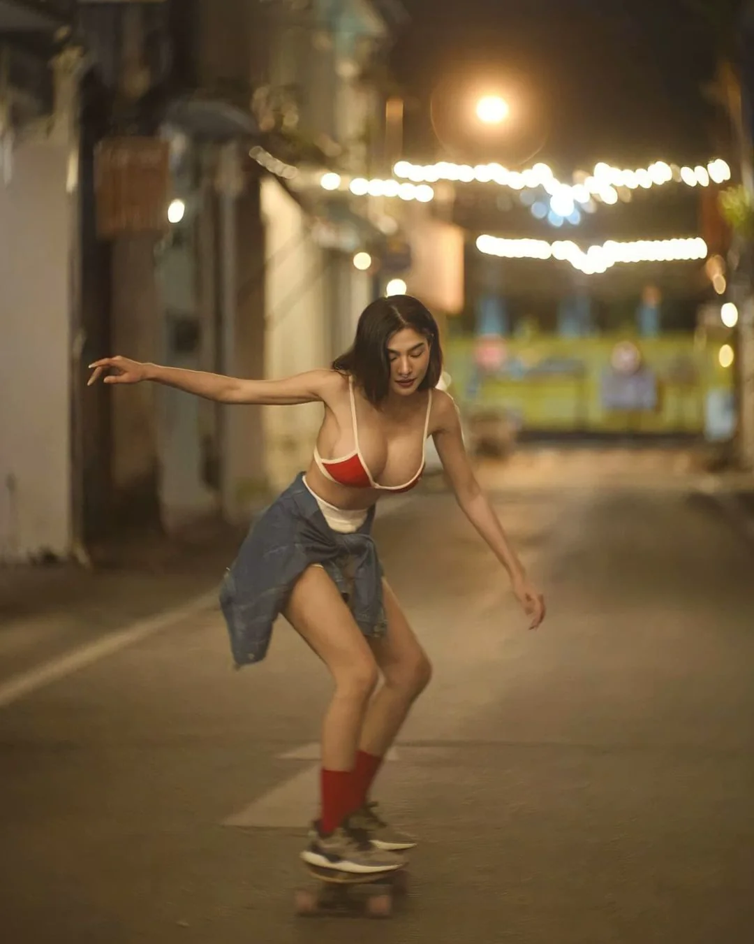 「 短髮巨乳正妹」深夜街頭溜滑板！超清涼爆乳內衣＋小熱褲，滑到哪都搶眼！ - 網路美女