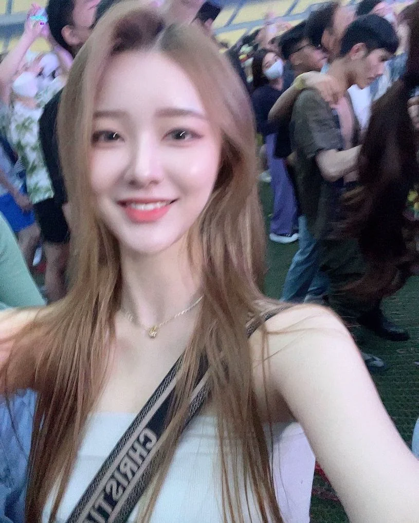 乳量好豐滿的「正妹老闆娘」，運動時的自拍深溝超辣！ - 網路美女