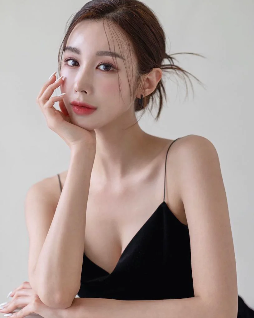 超適合穿水藍色的「火辣美乳妹」，浴室自拍「飽滿雙球」太養眼！ - 網路美女