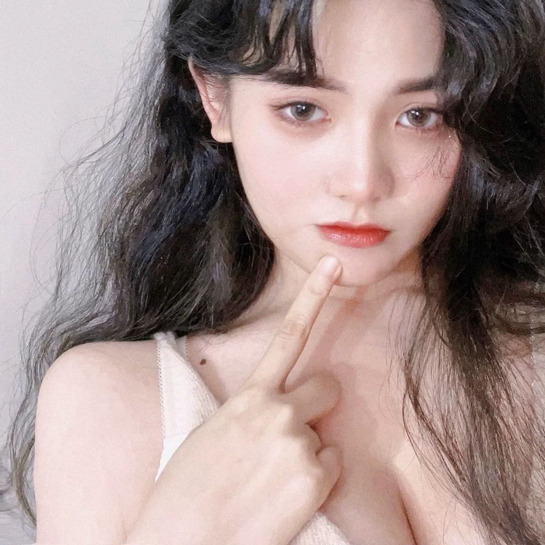 復古風情的「港風美女」好會藏！優雅明媚的外表下竟有「豐滿雪白」的美乳 - 網路美女
