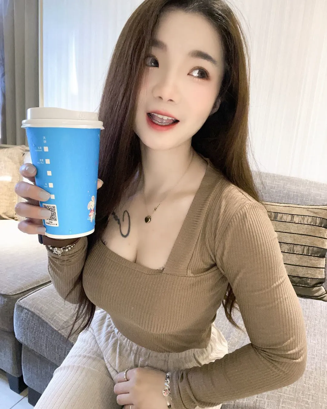 「性感美容師」隨時曬出「Ｕ型美乳」，喝咖啡必加奶精的節奏 - 網路美女