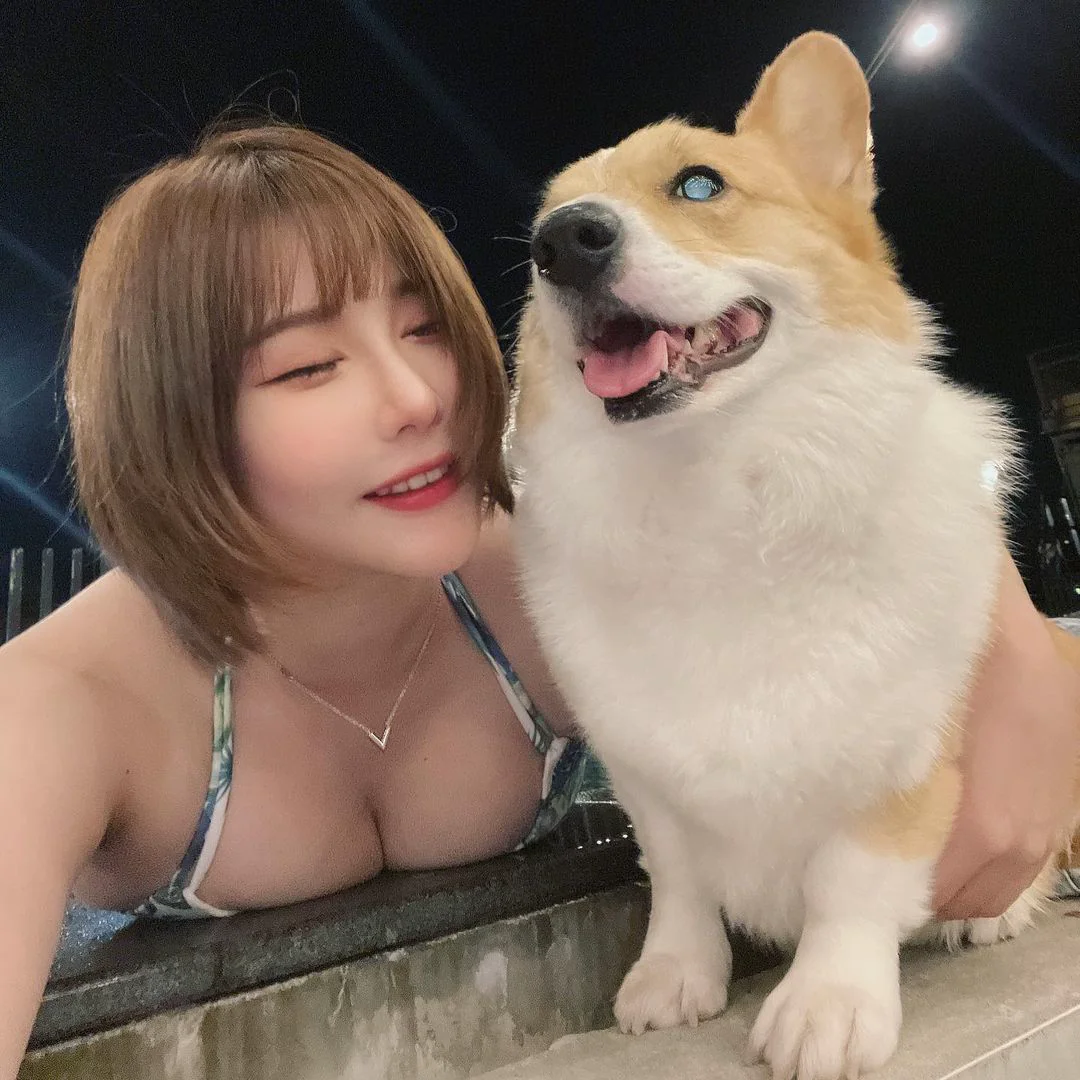 短髮女神「Sylvia 希維亞」帶寵物度假！「G級巨乳」壓岸邊畫面好驚人！ - 網路美女
