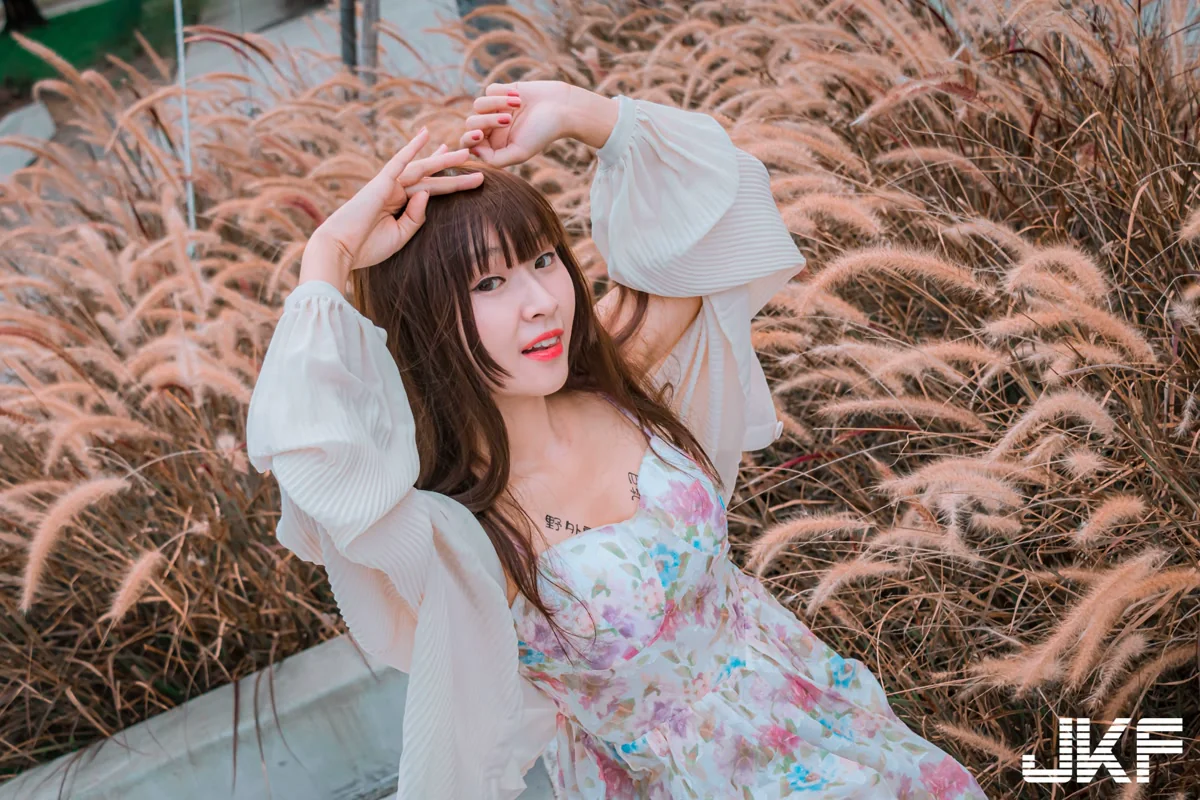 甜美正妹「黃思云」與你的戶外約會，「深溝微露」曲線好誘人！ - 網路美女