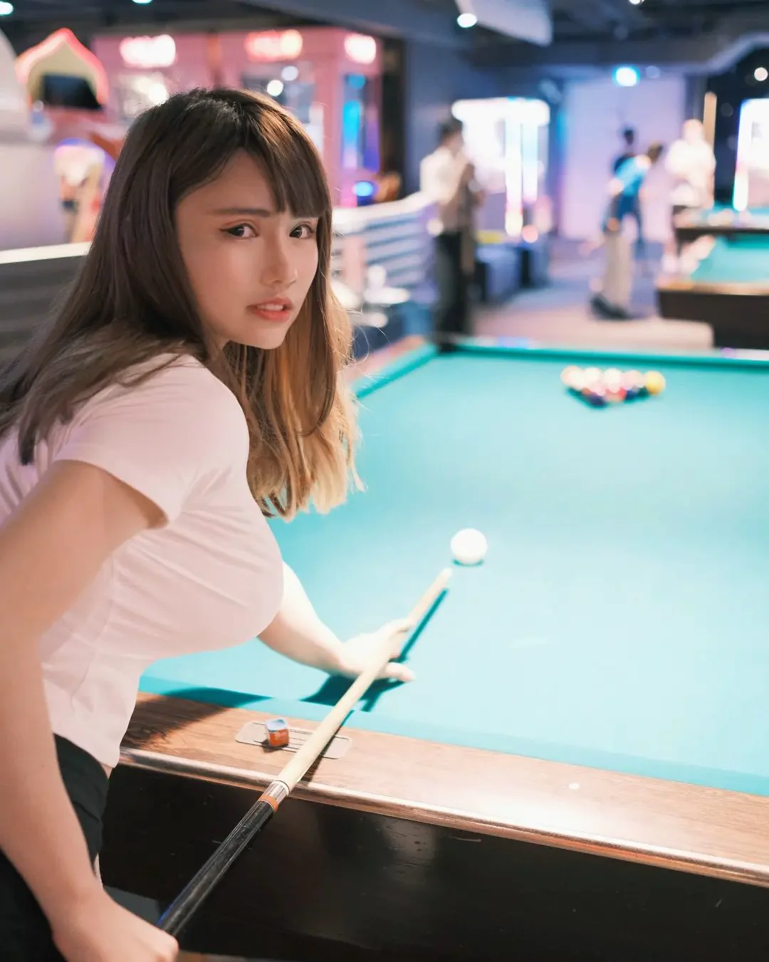 張弄弄自備兩顆「大母球」打撞球　讓人好想一桿進洞！ - 網路美女