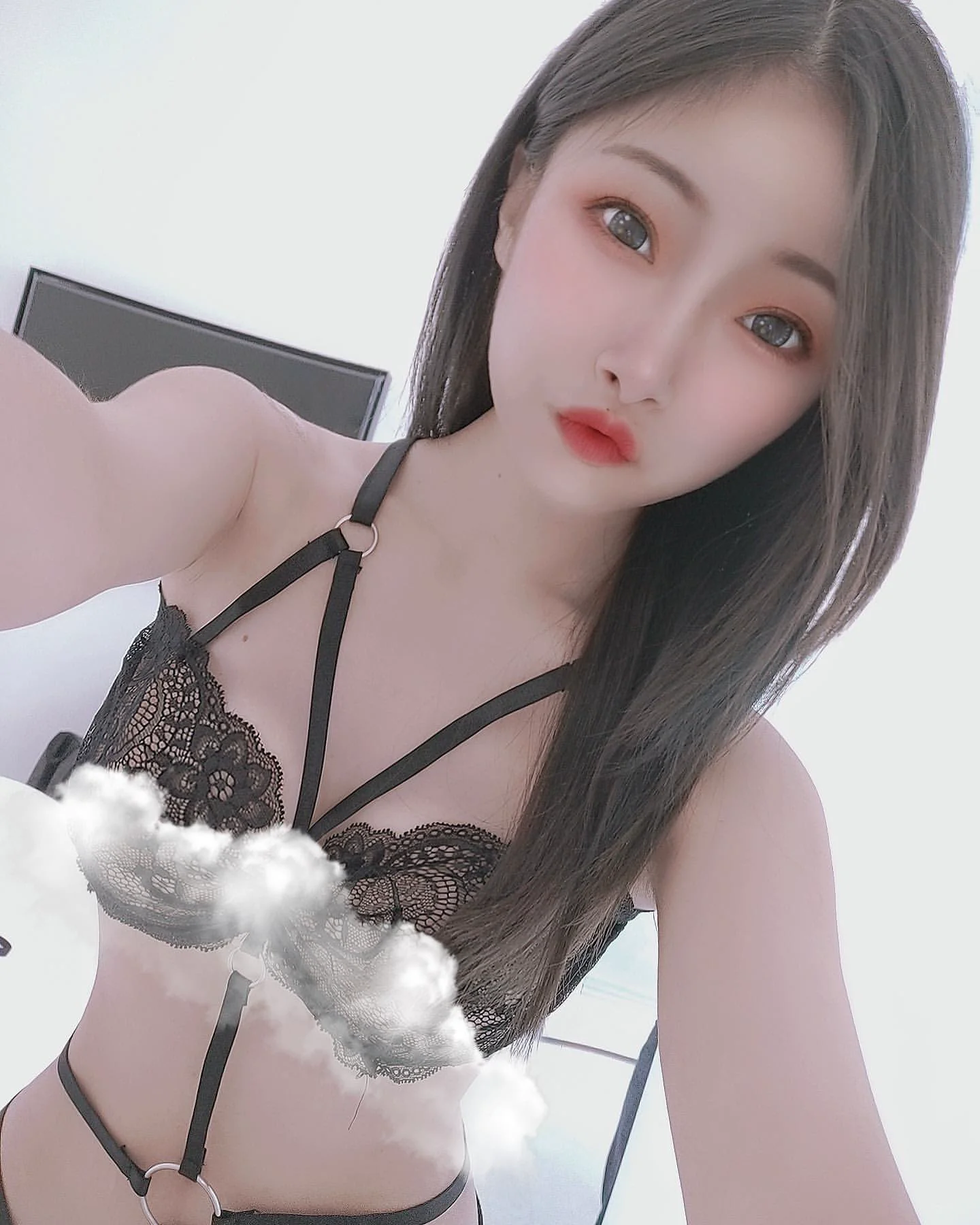 145小隻馬正妹「霓霓」性感肚兜好誘惑！白嫩美體比例太惹火！ - 網路美女