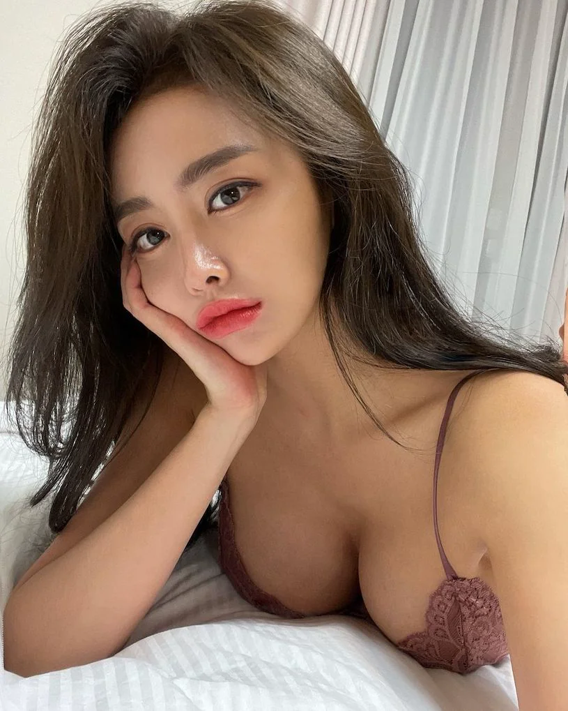 古銅美肌正妹「馬甲造型太惹火」，「渾圓飽滿的乳量」辣翻了！ - 網路美女