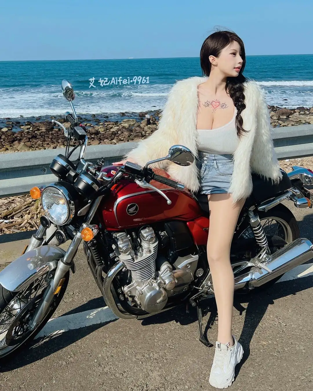 北海岸公路出現「超狂巨乳正妹」！艾妃爆乳上路，「車頭燈」亮度逼人！ - 網路美女