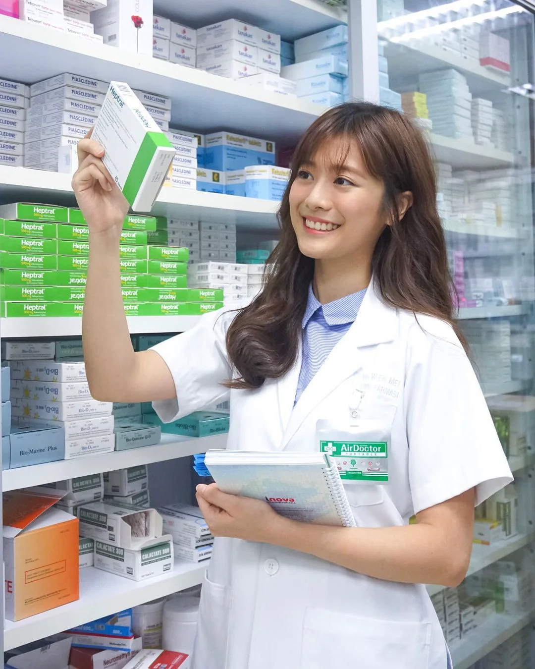 「極品藥師」櫃前燦笑太甜美，「性感細腰」讓患者不藥而癒！ - 網路美女