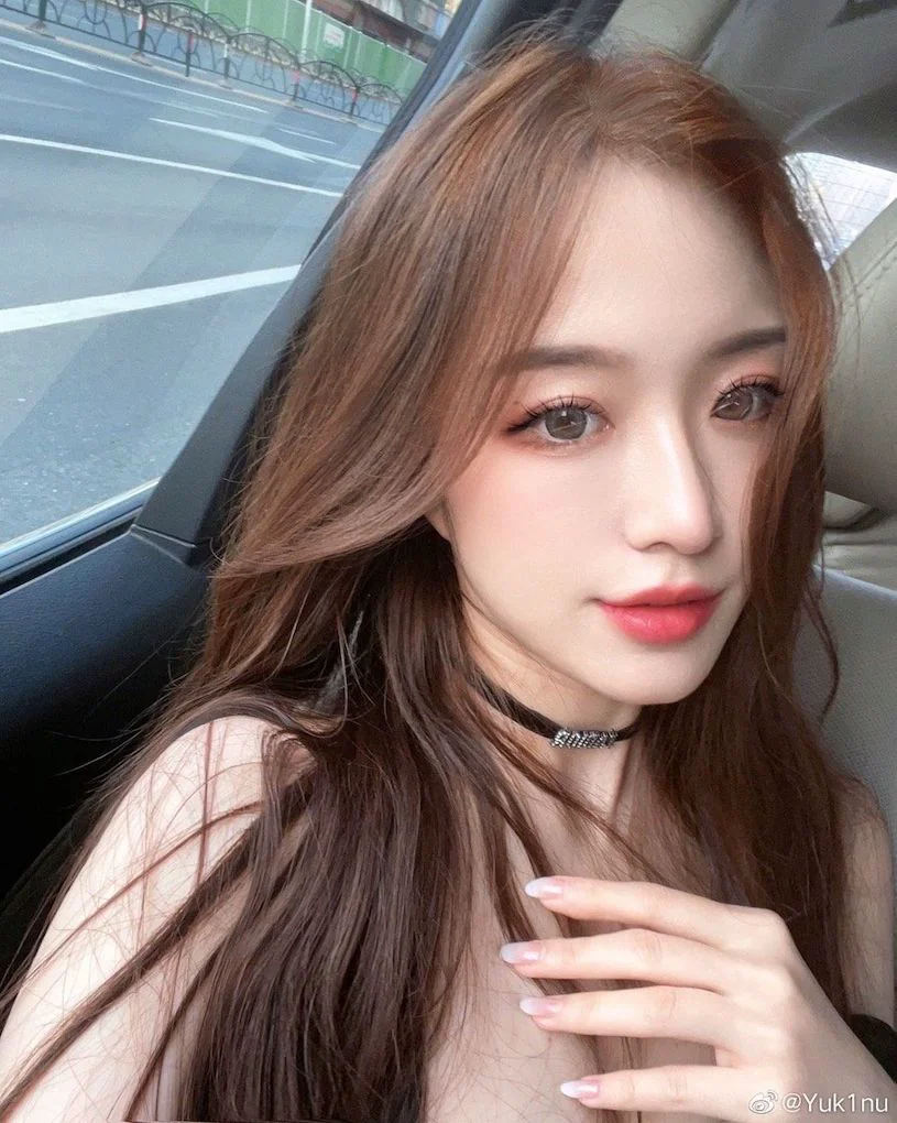誘惑小姐姐「純欲辣照好誘人」，深溝微露讓人著迷！ - 網路美女