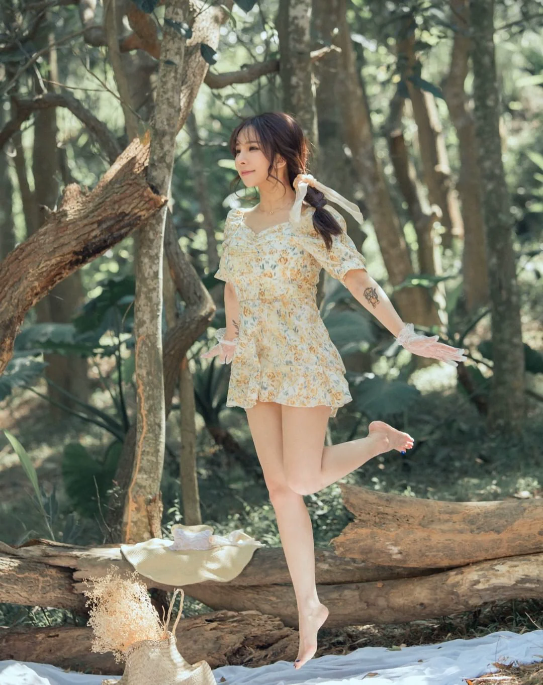 性感小隻馬「糖糖」叢林放曬神視角，「鮮嫩微笑線」讓山林充滿蜜桃香！ - 網路美女