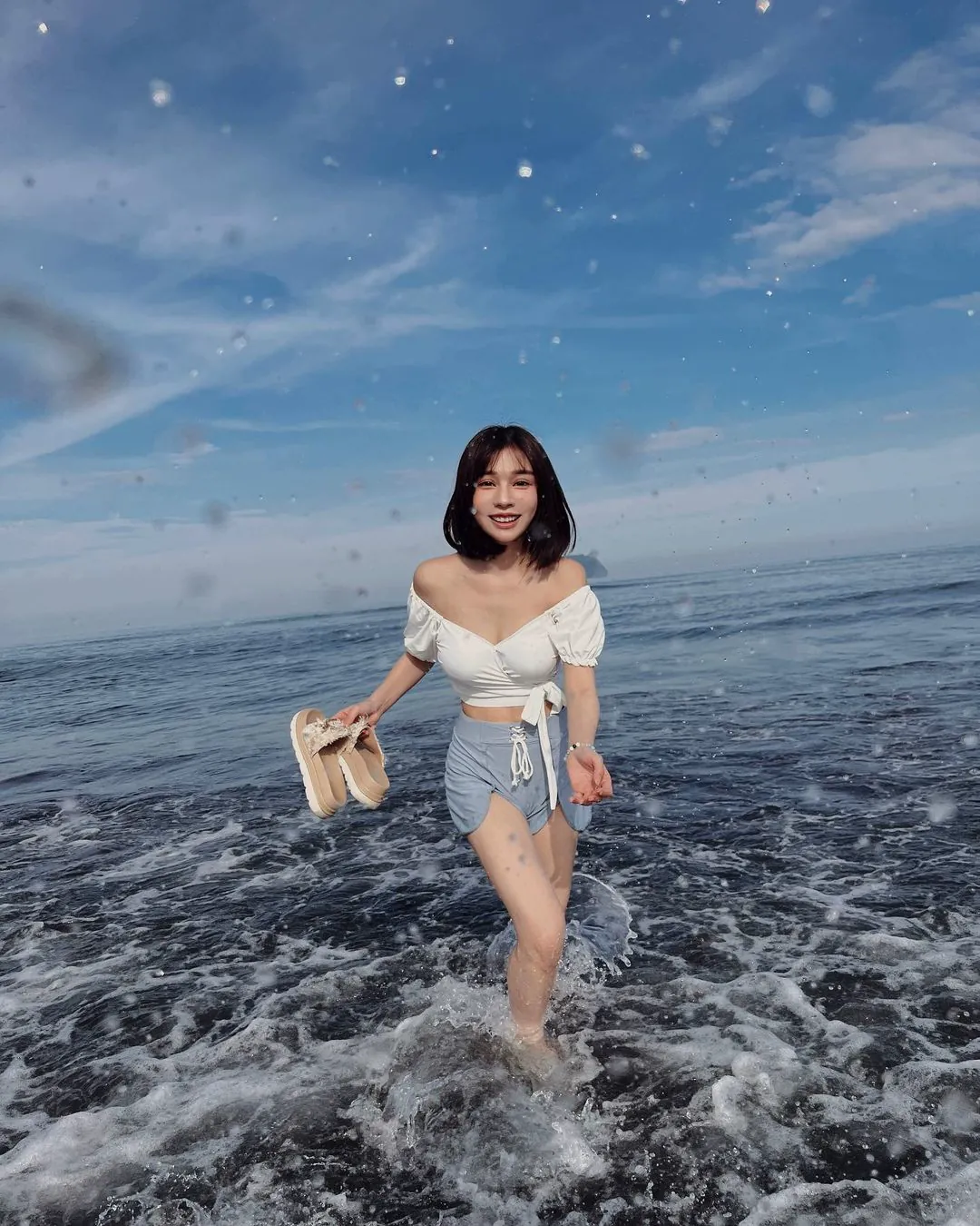 「氣質短髮妹」海邊戲水展細腰，「鮮嫩水滴型」征服整條海岸線 - 網路美女