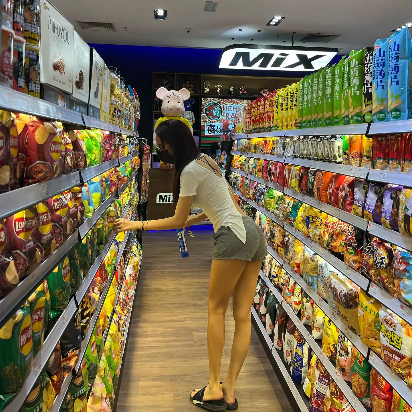 便利商店捕獲野生正妹…　真理褲X修長美腿引發網友暴動肉搜！ - 網路美女