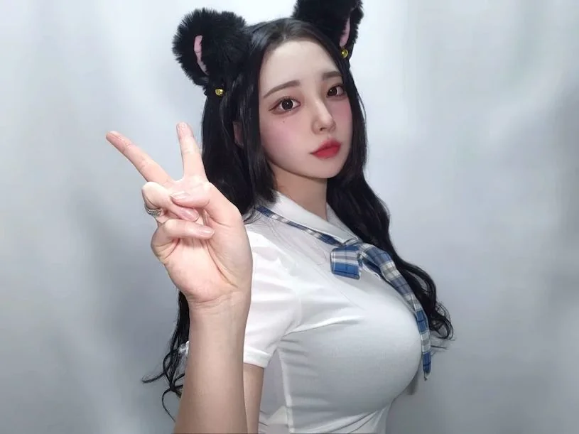 旋轉木馬正妹「曲線發育超好」，「凸出的雙峰」讓人視線移不開！ - 網路美女
